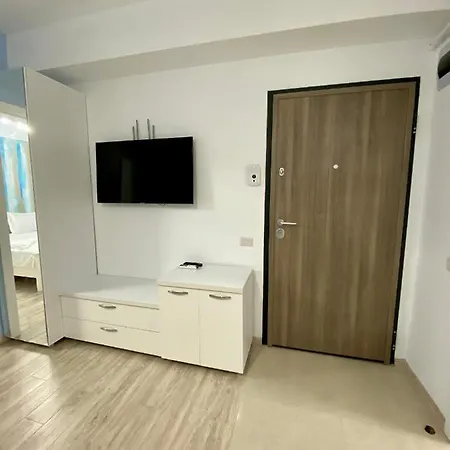 Mirror Mamaia